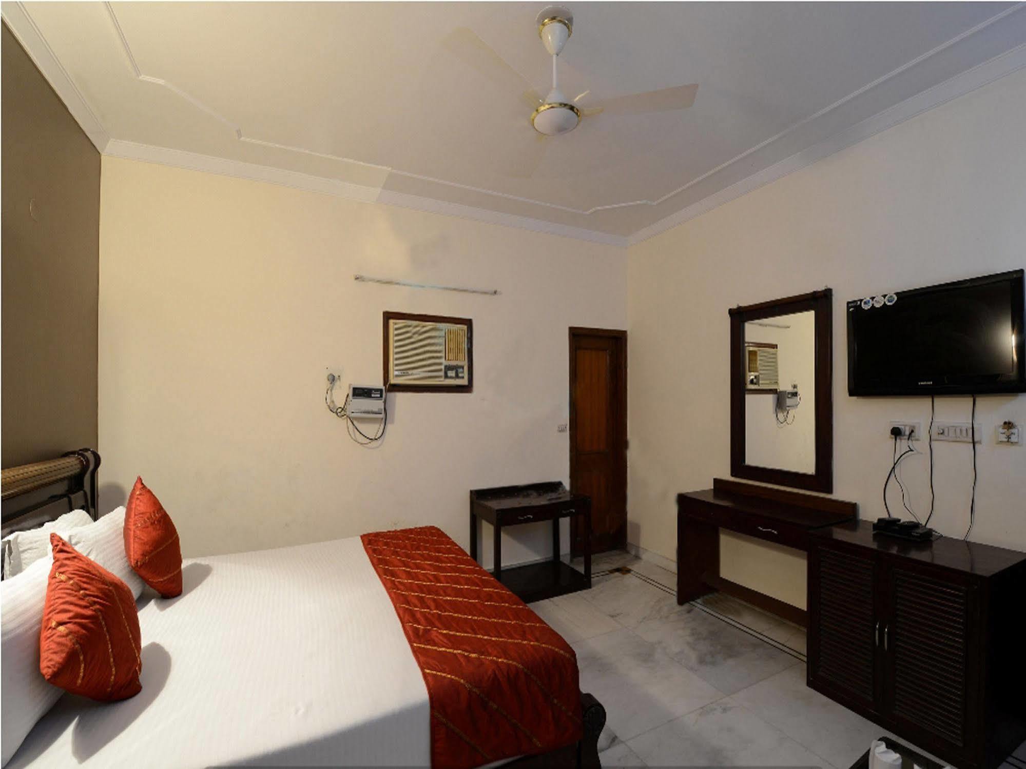 Airport Hotel Vishal Residency Yeni Delhi Dış mekan fotoğraf
